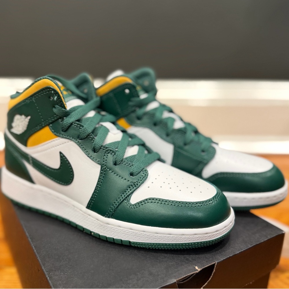 BRAND NEW AIR JORDAN 1 MID 💛💚 Noble Green/Pollen White